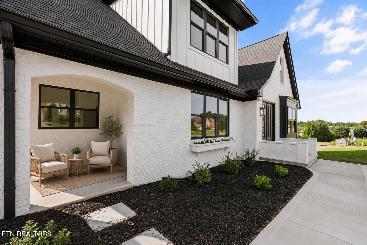 Image 3: Side patio shot