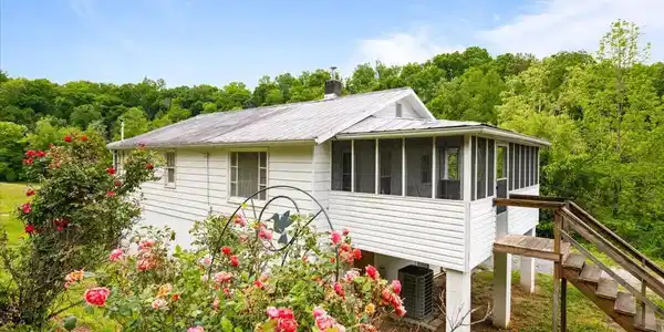 Image 2: 04-743 Lovely Bluff Rd