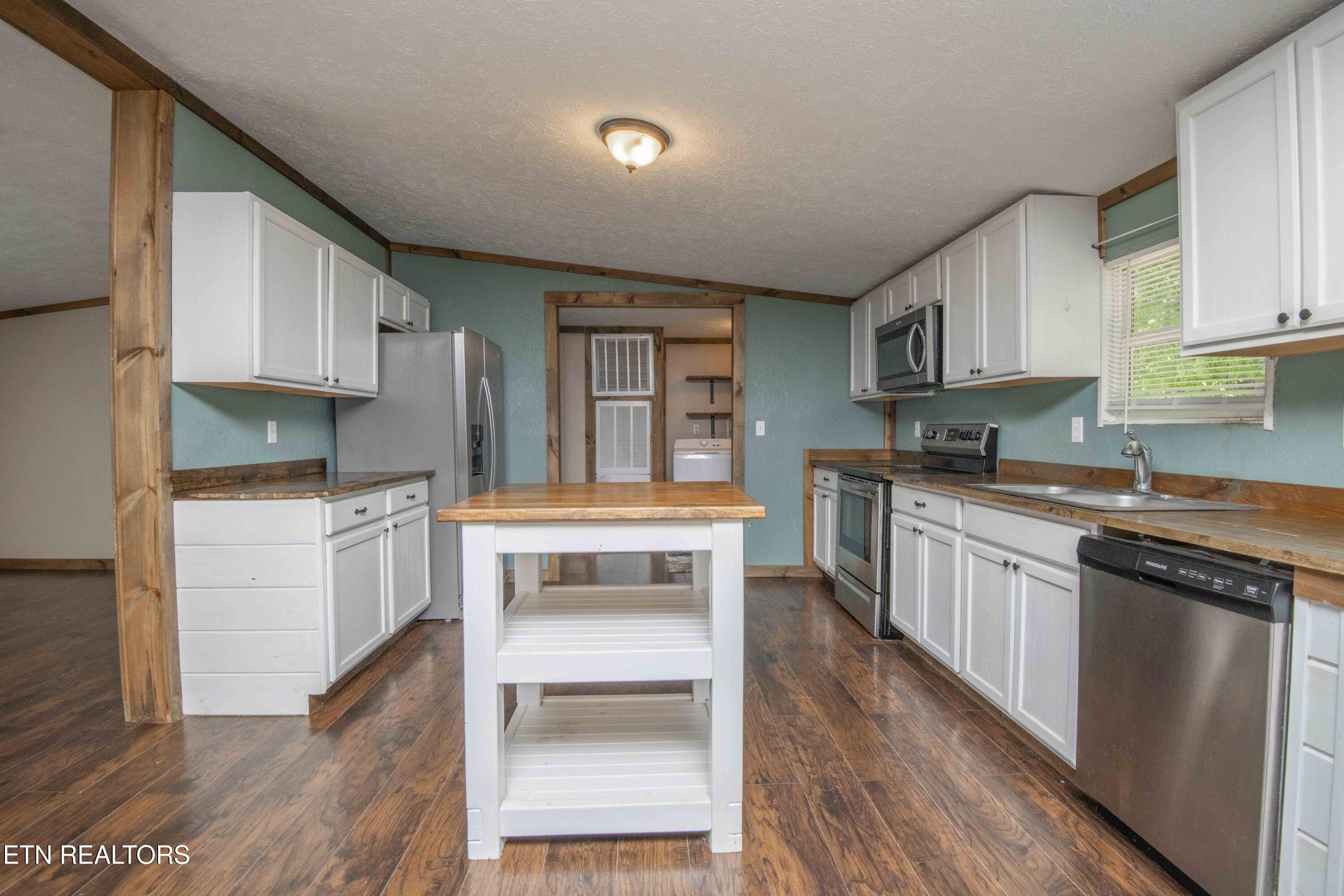 Image 4: Kitchen