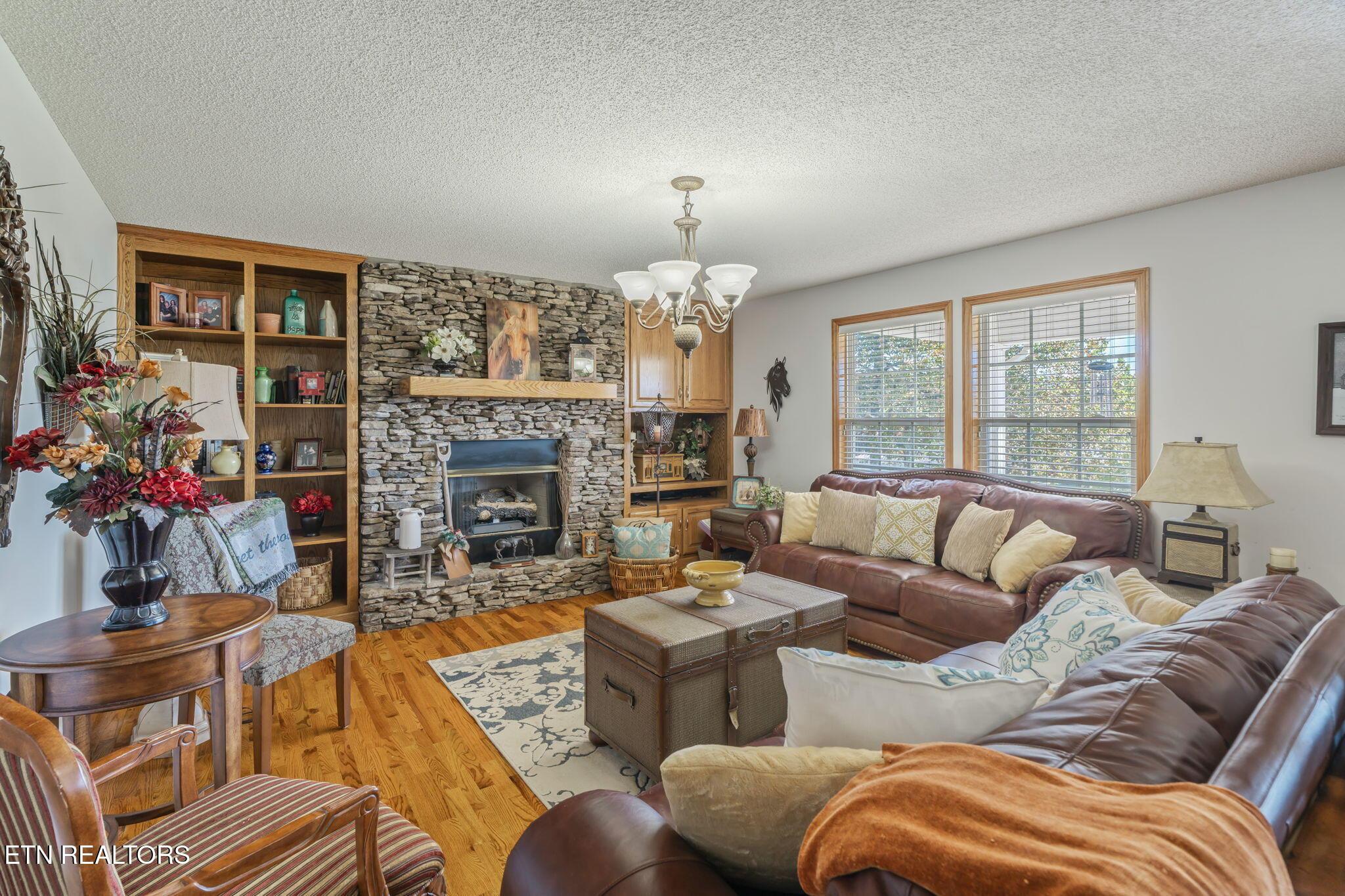 Image 4: 6-web-or-mls-16415 Sunnyside Road-3