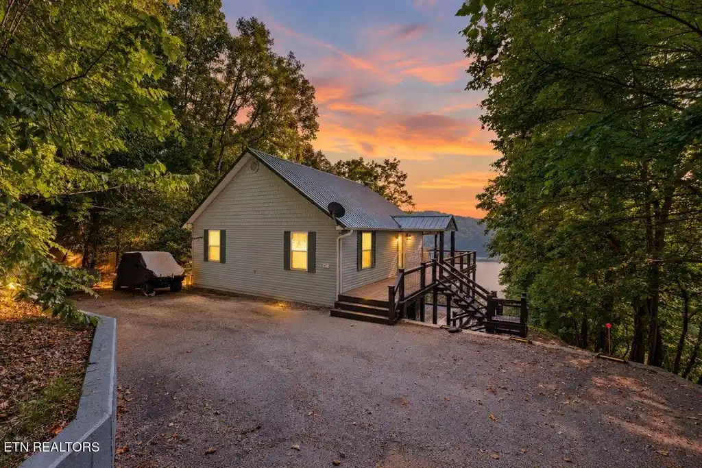 Image 1: 01-762 Hiwassee Dr