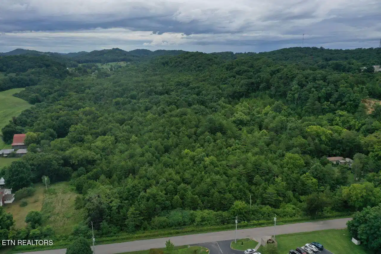 Image 1: 220 Milldale Rd - Pic 1