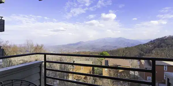Image 2: LeCont Mountain Views!!