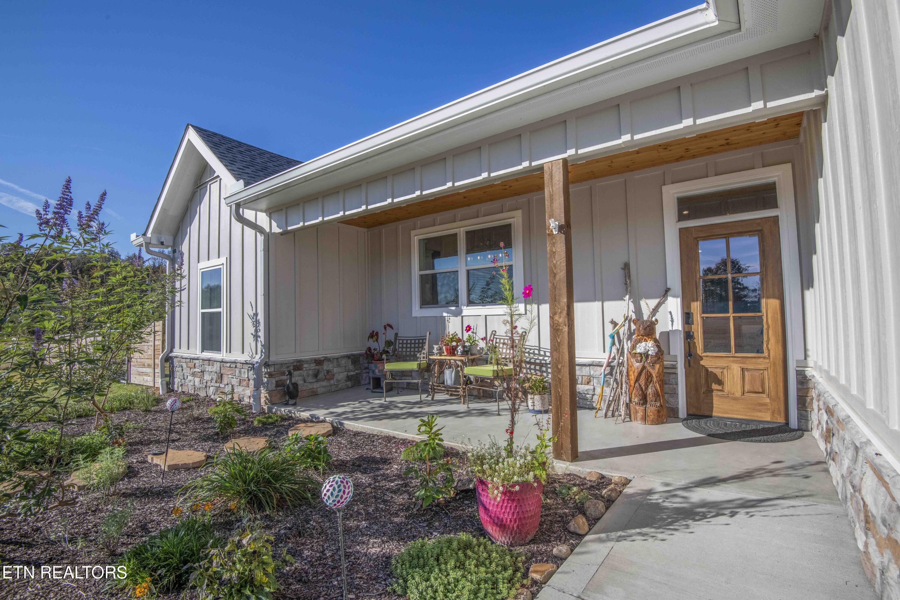 Image 4: exterior 2edit