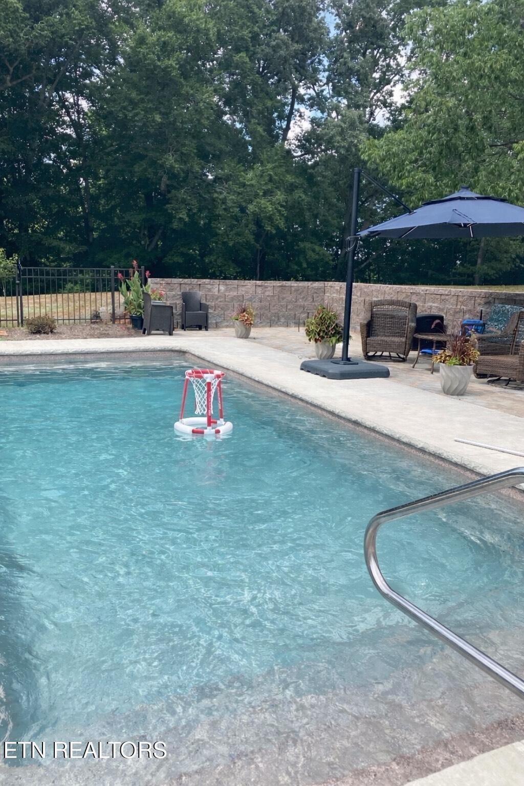 Image 4: FC65E9D6-B3D5-4102-B5E0-1CBF9D9E2473