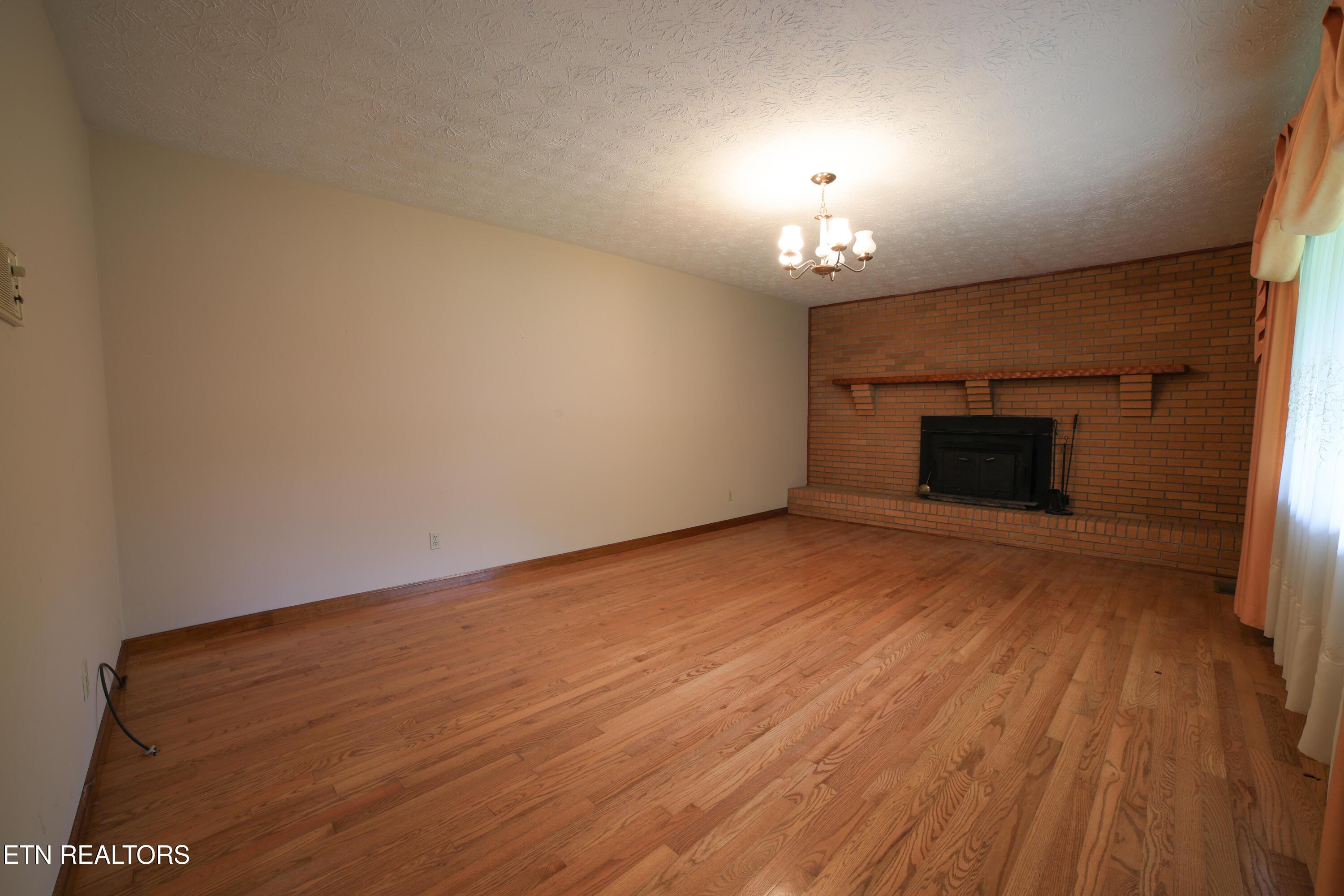 Image 3: 160 Rector - family room (1)