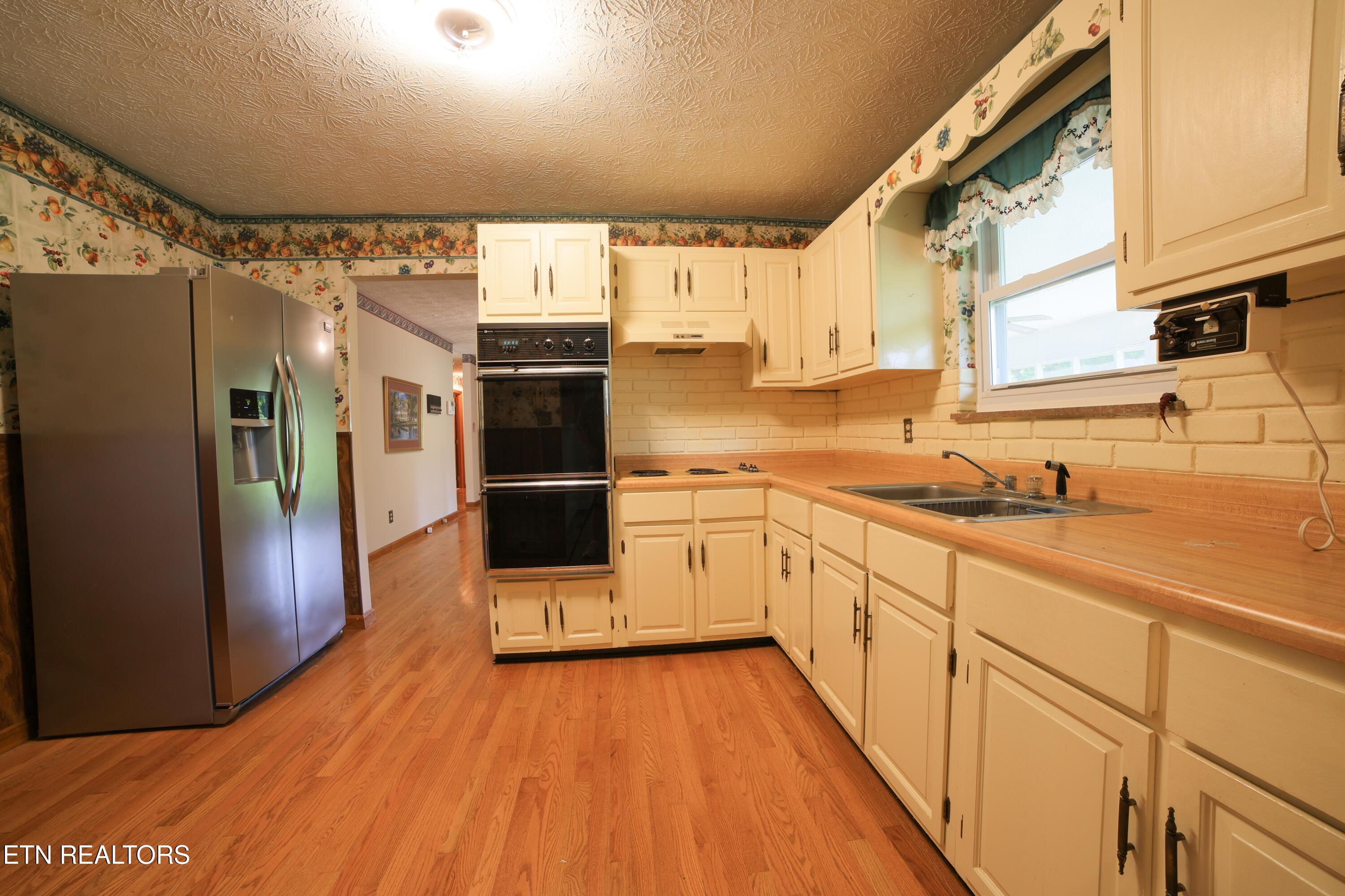 Image 4: 160 Rector Dr- Kitchen