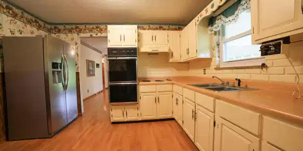 Image 4: 160 Rector Dr- Kitchen