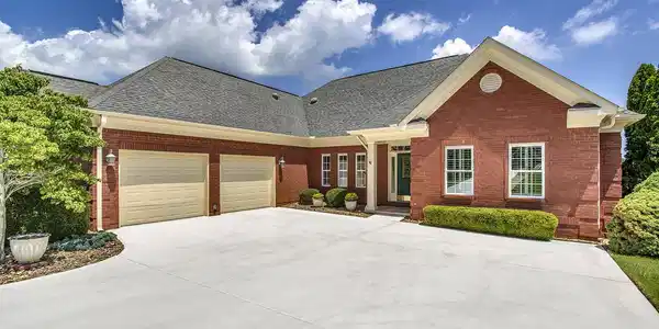 Image 4: 04_203 Todaly Circle_FrontRight