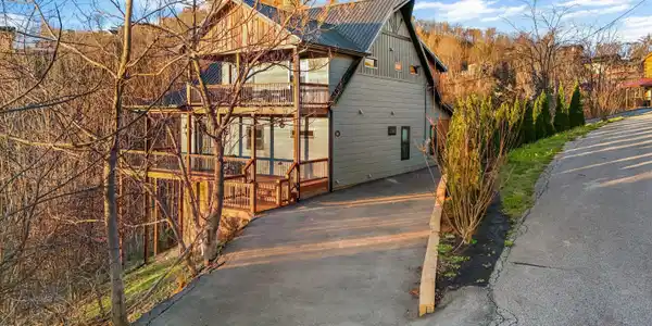 Image 2: 02-561 Edgewood Dr56