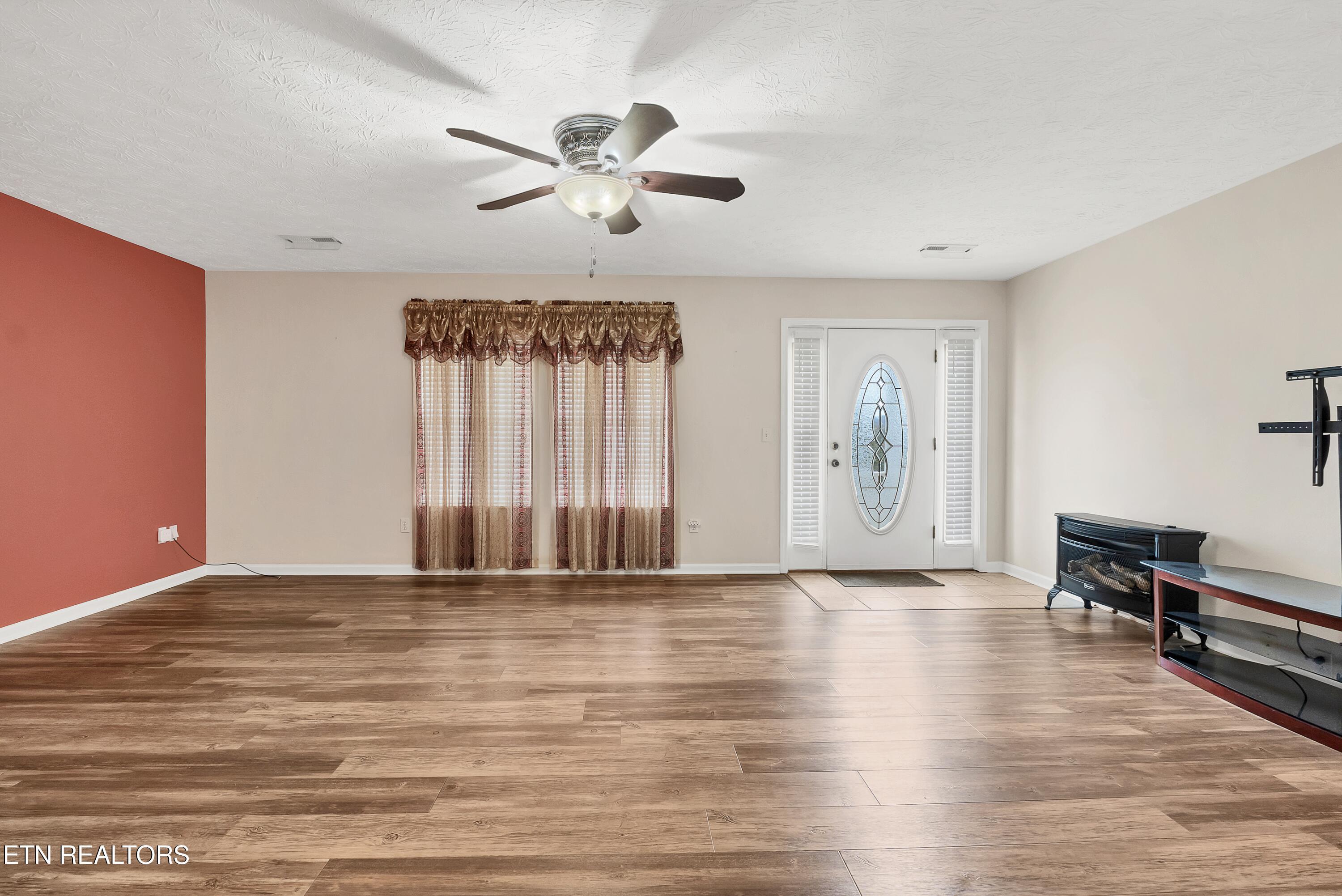 Image 3: Living Room