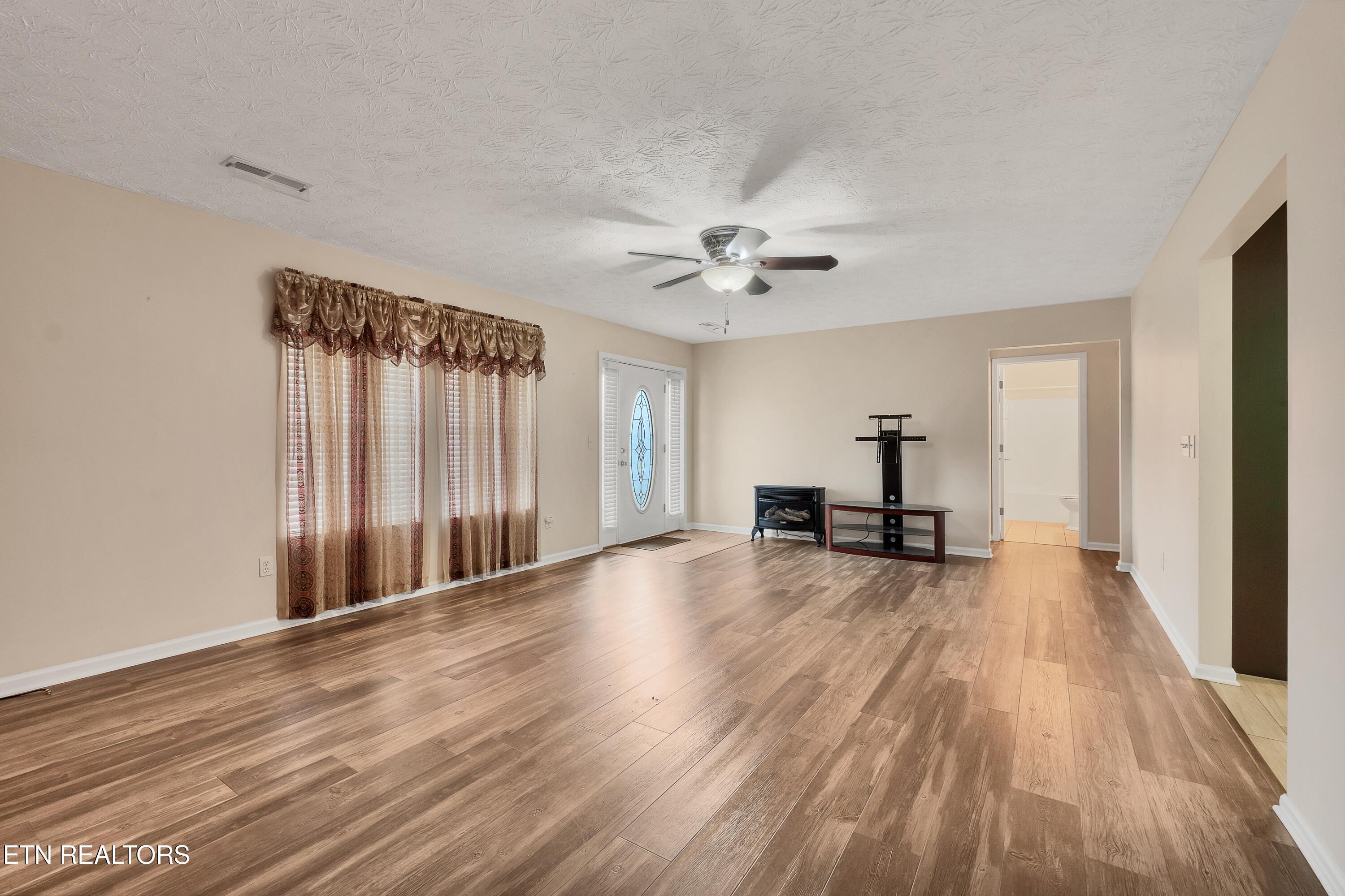 Image 4: Cook Living Room 2