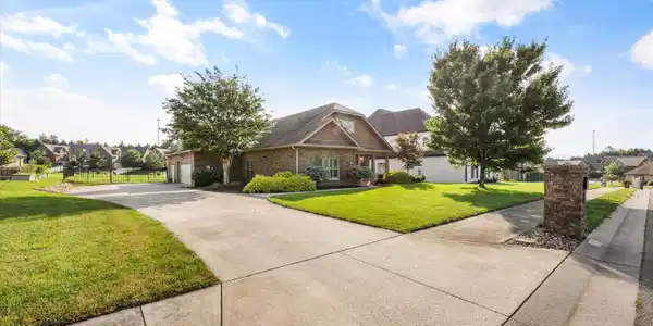Image 4: 04-1416 St Thomas Way39