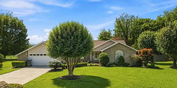 Image 2: Inviting Curb Appeal