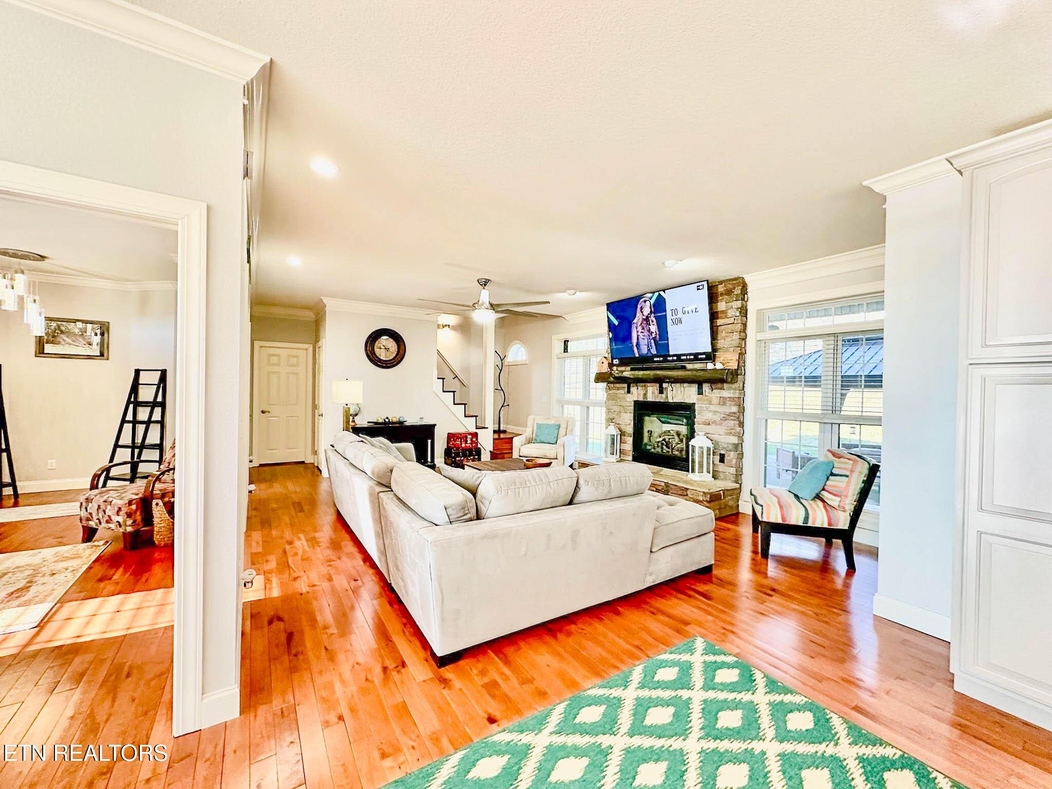 Image 2: levi livingrm