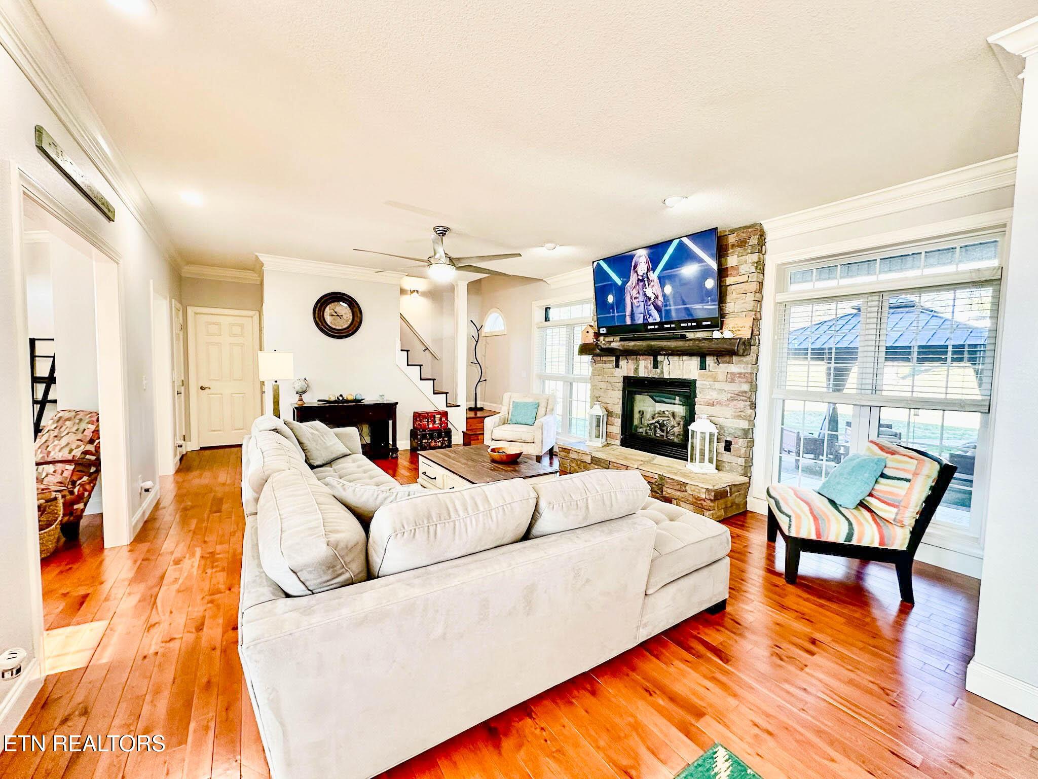 Image 3: levi livingrm2