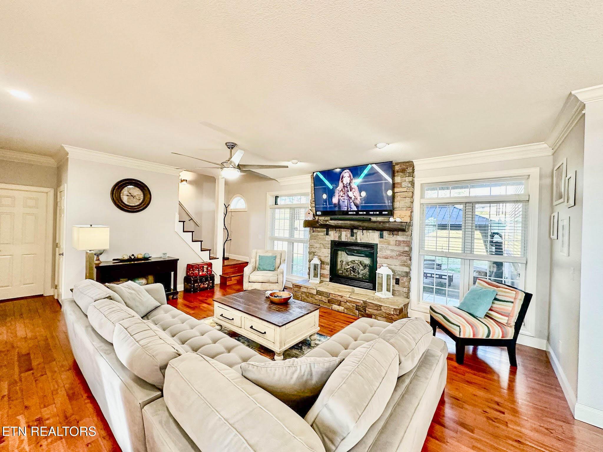 Image 4: levi livingrm3