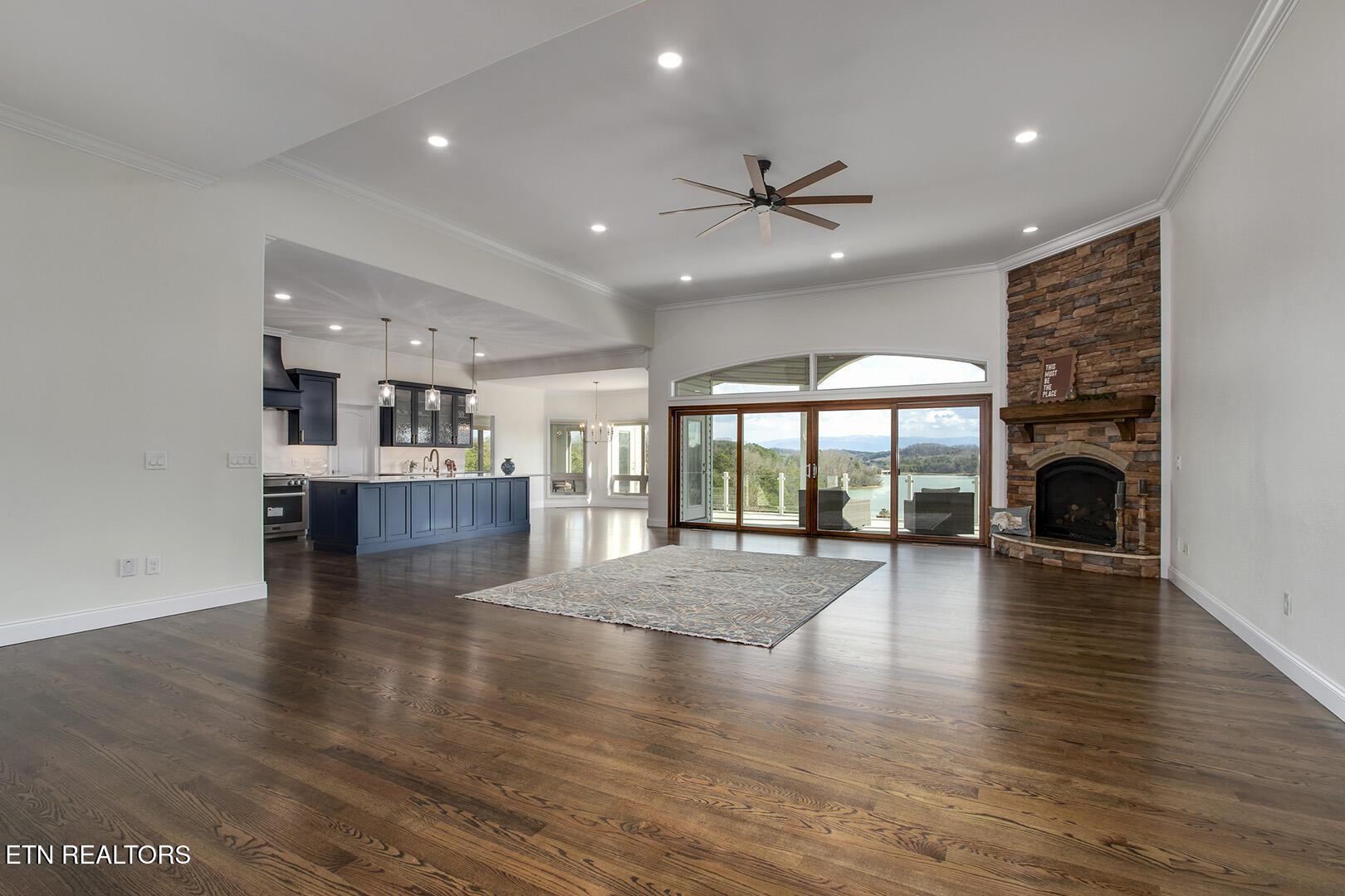 Image 4: Open Concept!