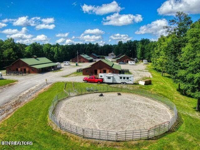 Image 4: owners barn round pen
