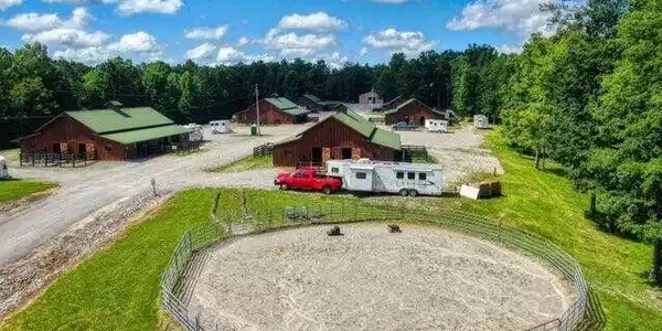Image 4: owners barn round pen
