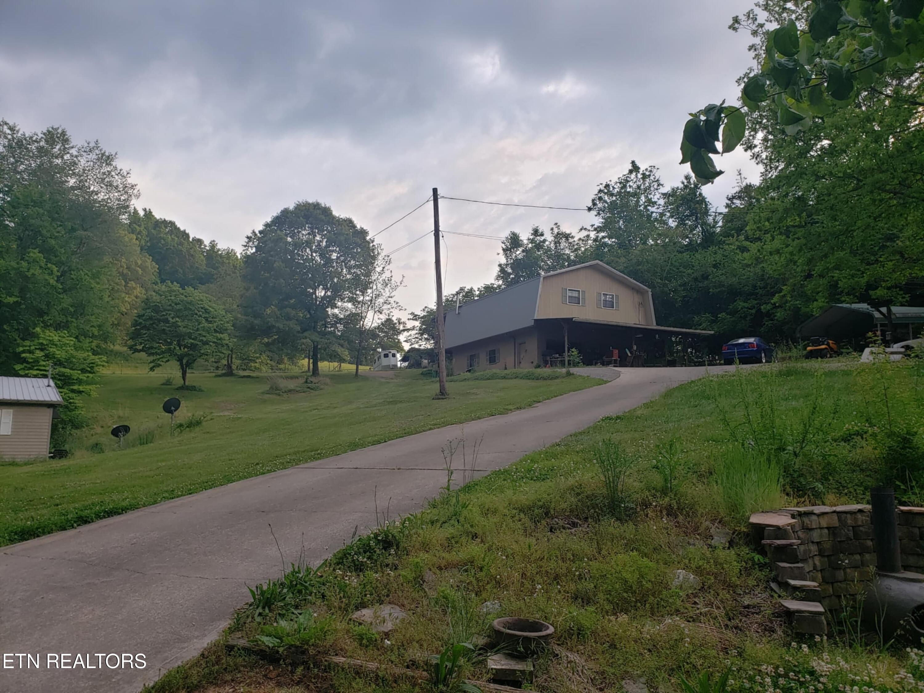Image 4: Garage/ apartment
