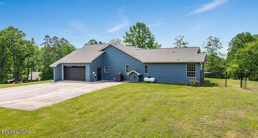 Image 2: Spacious Yard