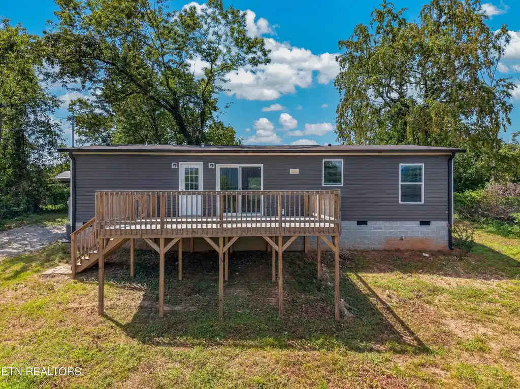 Image 1: 001-135GambleLane-LaFollette-TN-37766-SM