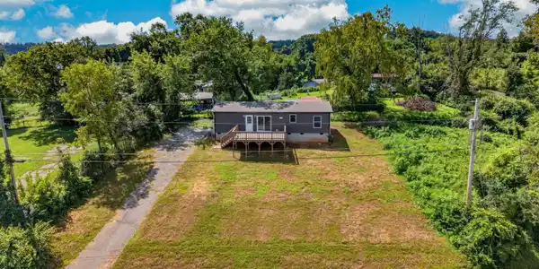 Image 2: 030-135GambleLane-LaFollette-TN-37766-SM