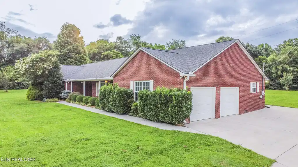 Image 1: All Brick Rancher on 2.7 Acres