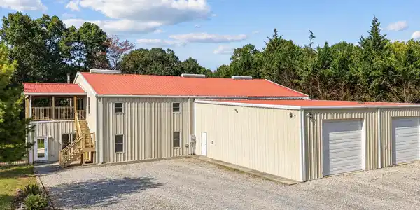 Image 3: 5000 sq ft workshop