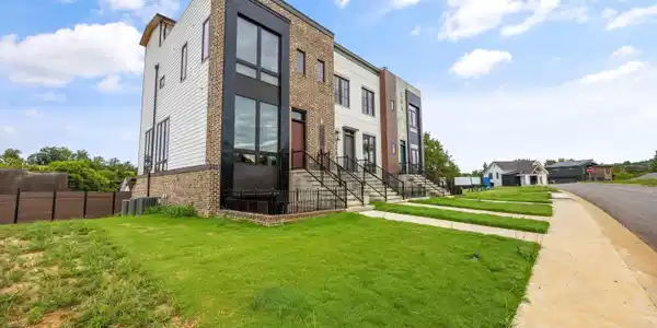 Image 3: 210 Granite Dr05