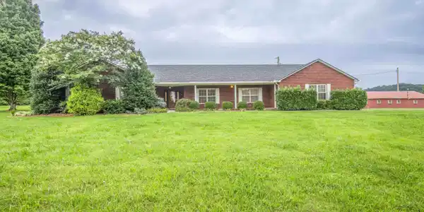 Image 2: 2.7 Acres Flat Yard
