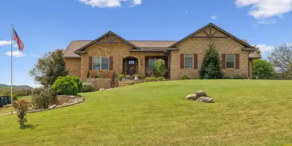 1129 Eagle View Drive
