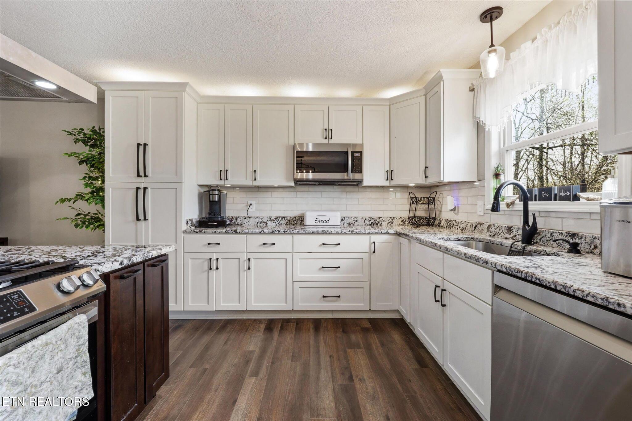 Image 3: NEW KITCHEN