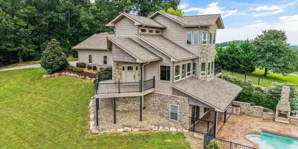 1041 Hilltop Lane