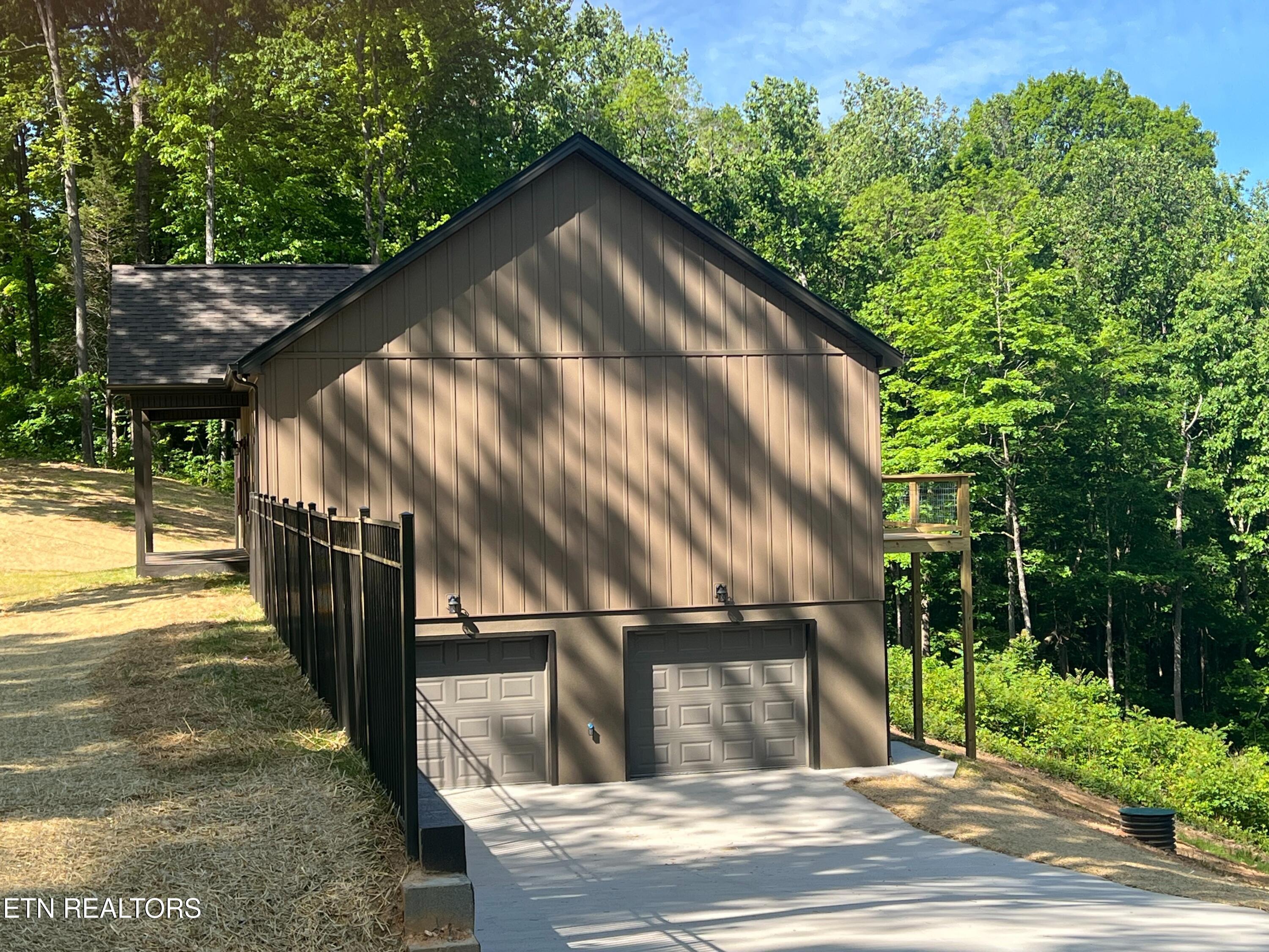 Image 4: Garage end