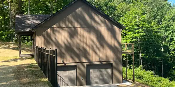 Image 4: Garage end