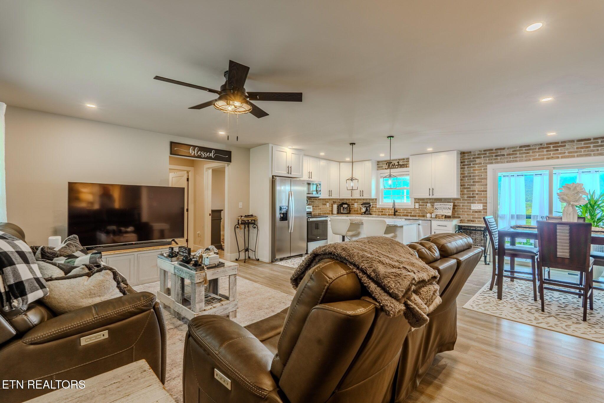 Image 3: 16-web-or-mls-_DSC0734-HDR