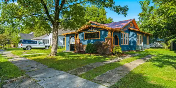 Image 2: 2-web-or-mls-906-Pennsylvania-Ave-Etowah