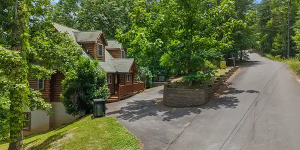 Image 4: 009-4160ChamberlainLane-Sevierville-TN-3
