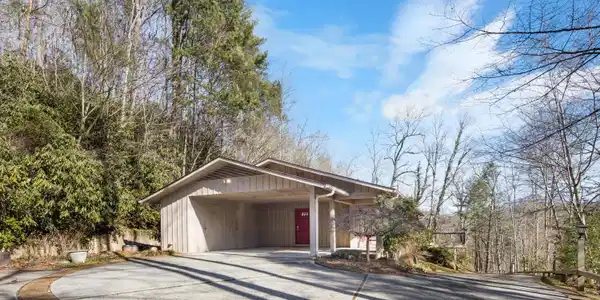 Image 3: Carport
