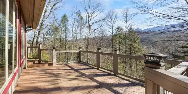 Image 4: Front Deck