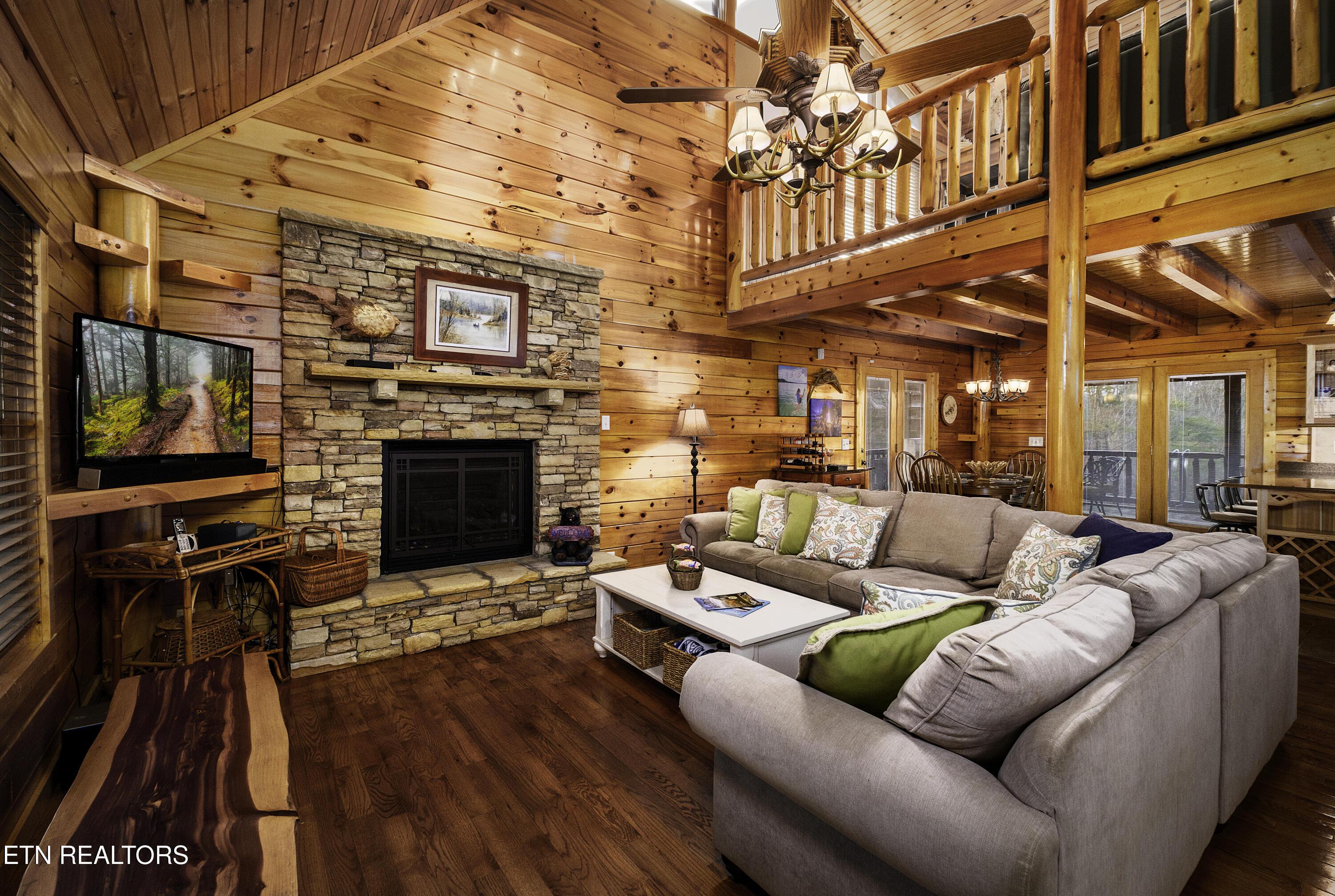 Image 3: Living room 1