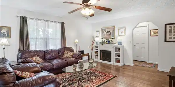 Image 4: 03-Living Room