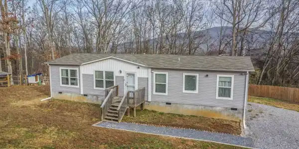 2744 Maplecrest Lane