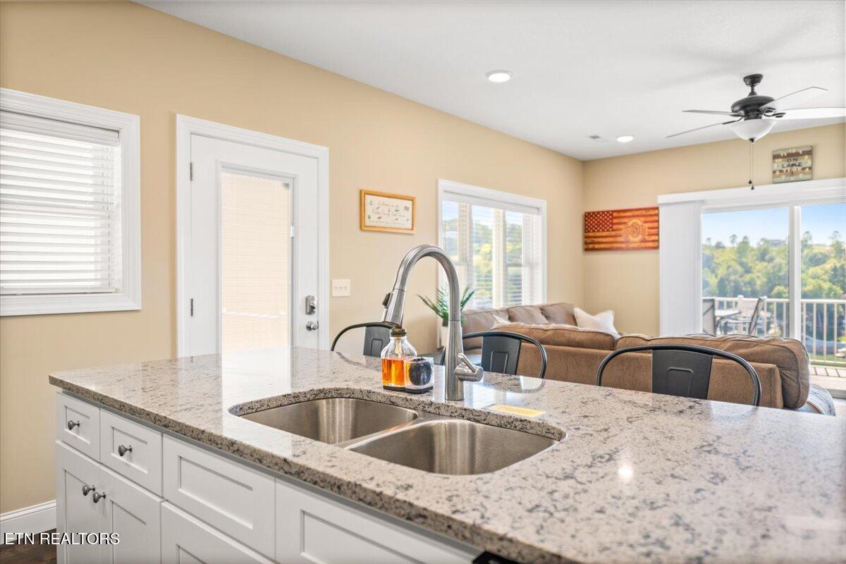 Image 3: Deerfield-Norris-Lake-Condo-Kitchen