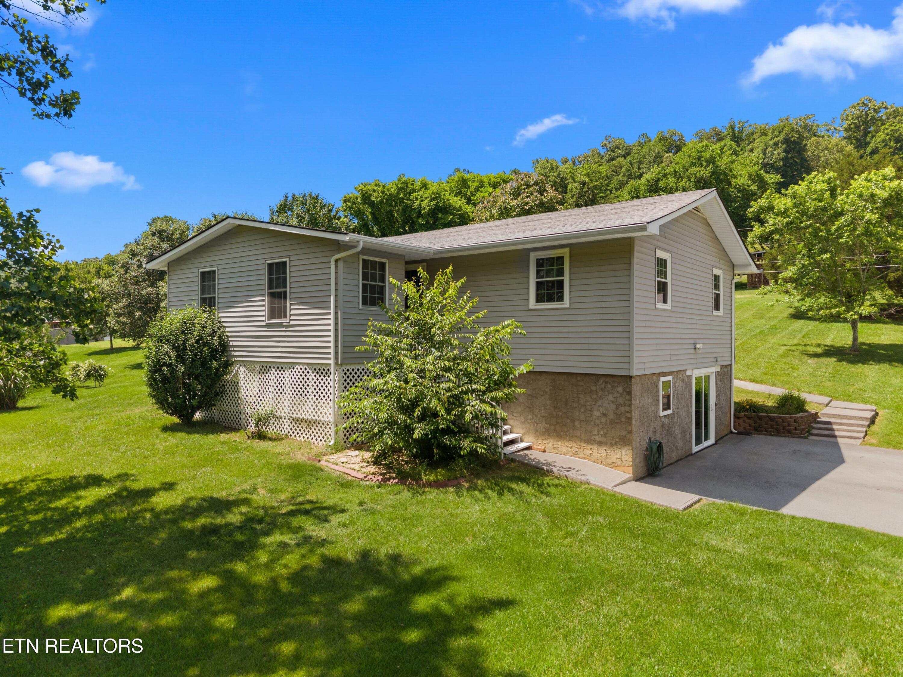 Image 4: 002-155NeelyLane-NewTazewell-TN-37825-SM