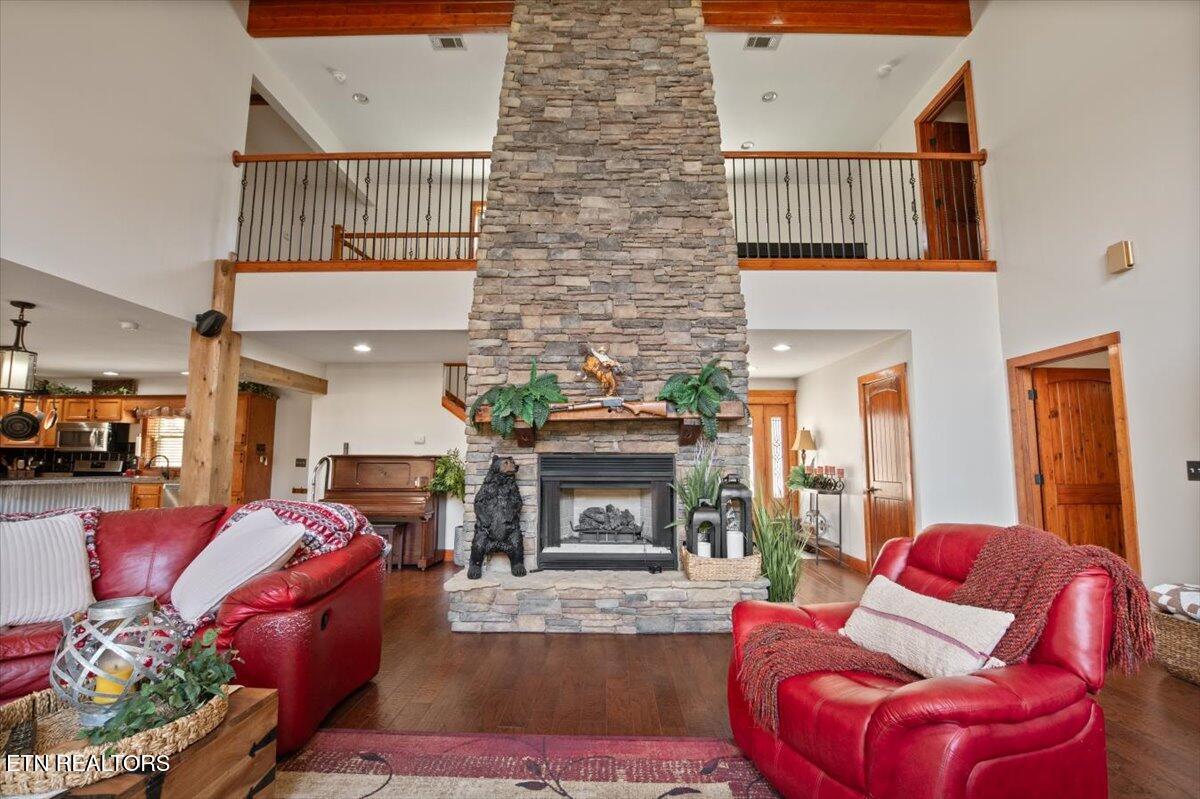Image 3: Living Room