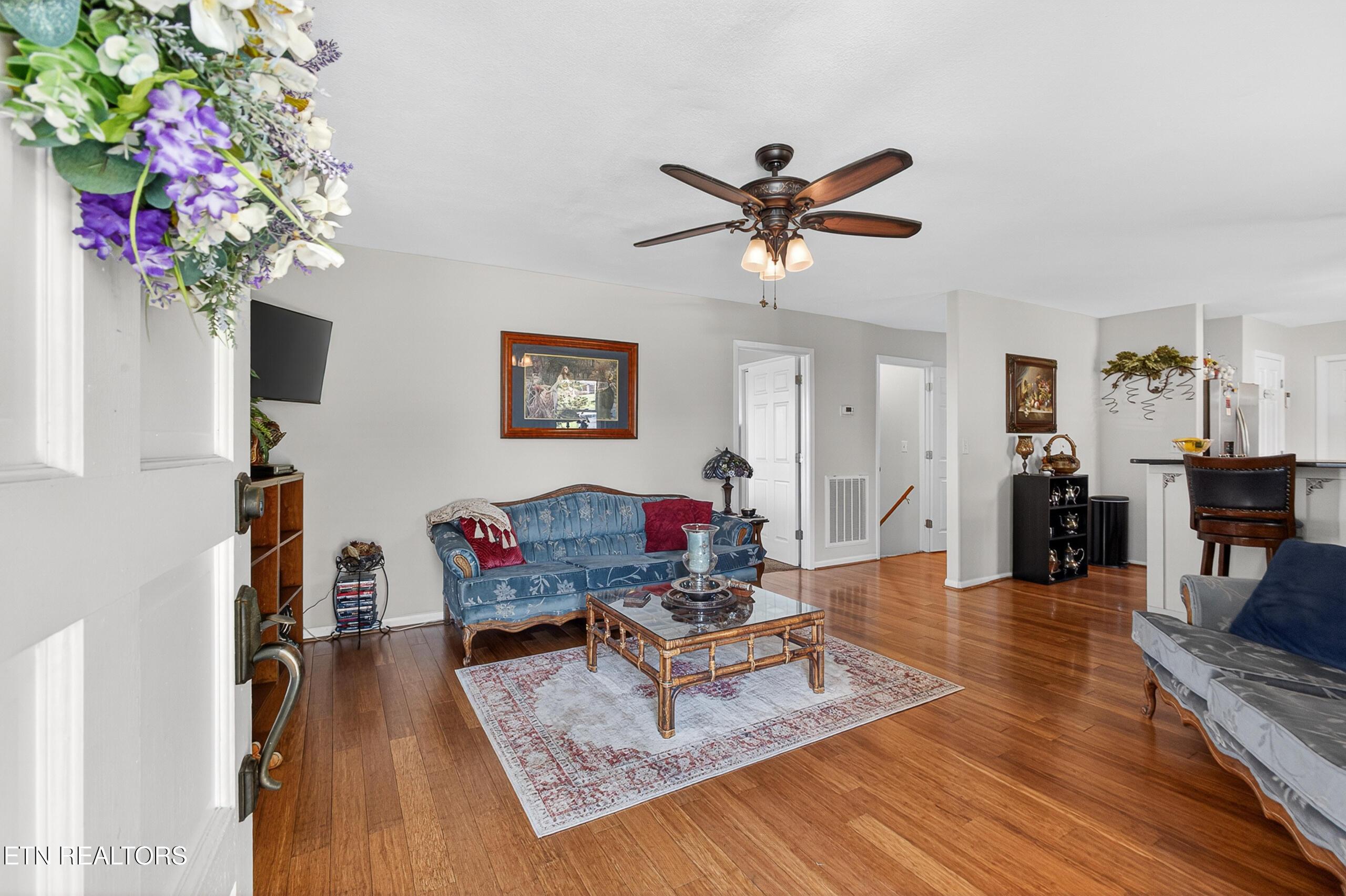 Image 4: Living Room
