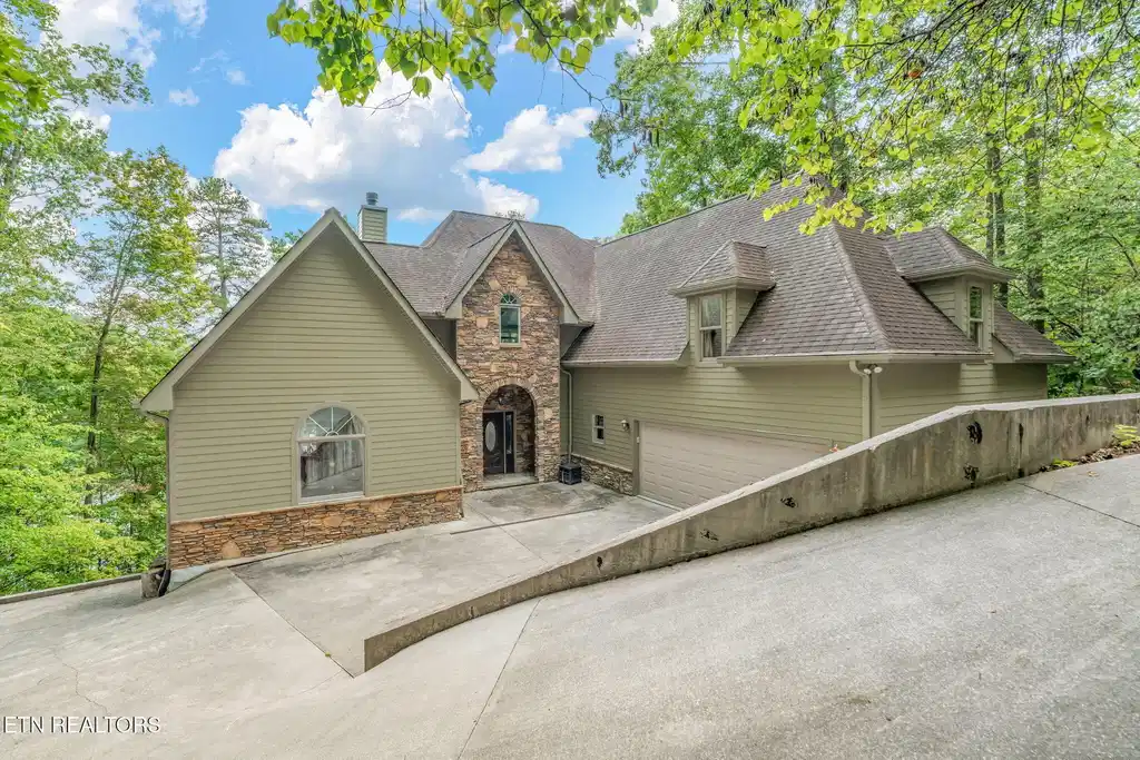 Image 1: 1-web-or-mls-455 S. Shorewood Lane-70